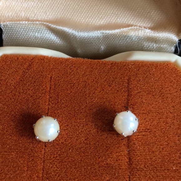 Jewelry - Vintage cultured pearl pierced earrings